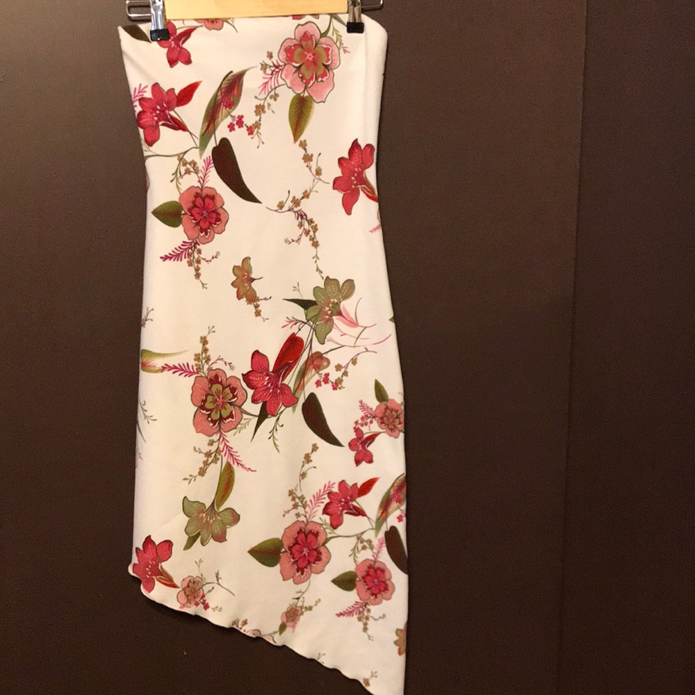 Flattering and comfortable strapless floral dress